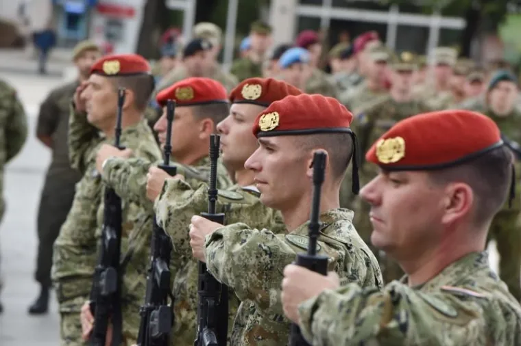 Od danas do subote (15. - 20. svibnja) u Kninu se održava natjecanje za najspremnijeg pripadnika Oružanih snaga pod nazivom 'Prvi za Hrvatsku 2017.' Natjecanja, koja mogu popratiti i građani, zbivat će se na vojnom vježbali&scaron;tu 'Crvena zemlja' i u gradu Kninu.