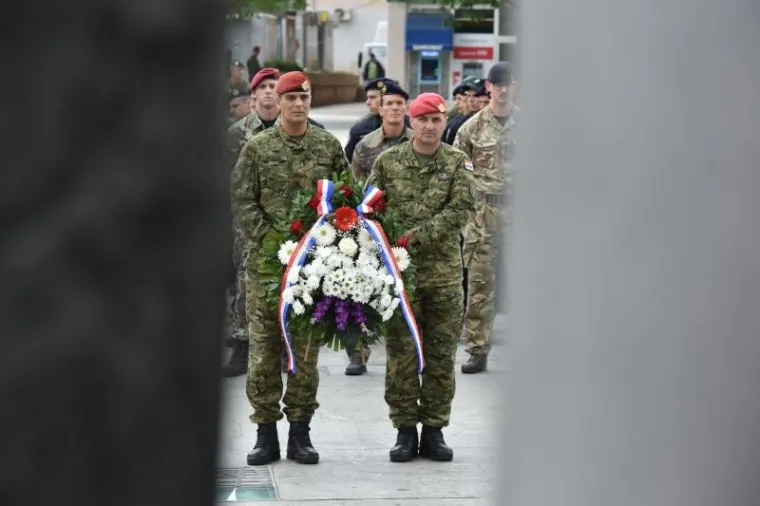 Od danas do subote (15. - 20. svibnja) u Kninu se održava natjecanje za najspremnijeg pripadnika Oružanih snaga pod nazivom 'Prvi za Hrvatsku 2017.' Natjecanja, koja mogu popratiti i građani, zbivat će se na vojnom vježbali&scaron;tu 'Crvena zemlja' i u gradu Kninu.