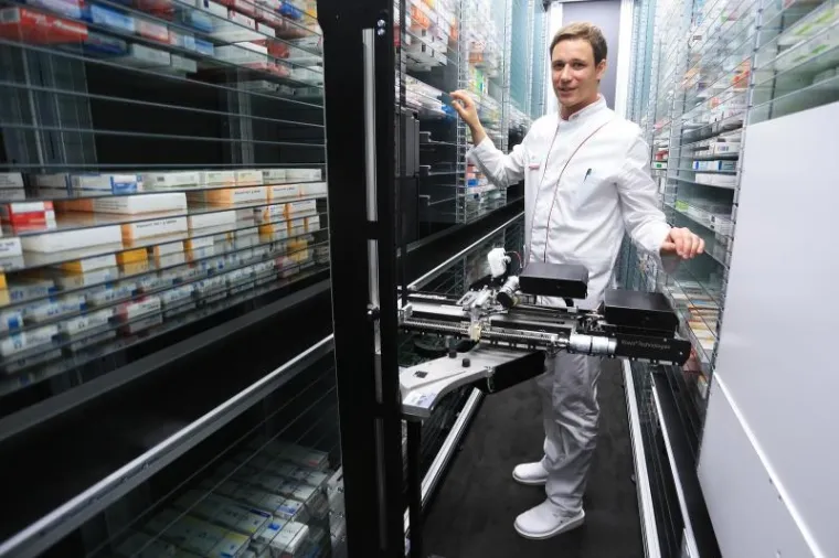 U Osijeku su Ljekarne Tripolski otvorile prvu hrvatsku ljekarnu s potpuno robotiziranim sustavom pretrage, lociranja i isporuke lijekova do pacijenta na način koji podrazumijeva da se, zbog traženja lijekova, ne prekida razgovor između farmaceuta i pacijenta. Riječ je o potpuno digitaliziranom sustavu koji istovremeno opslužuje čak četiri mjesta na kojima se isporučuju lijekovi. Robot pronalazi i isporučuje lijek tijekom 7 do 8 sekundi, a na taj način usteđeno vrijeme farmaceut može koristiti na dodatno savjetovanje pacijenta.