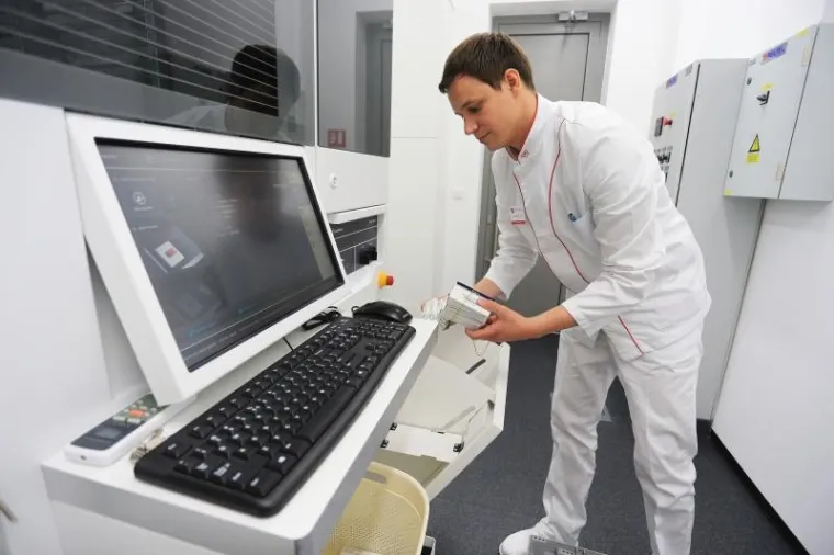 U Osijeku su Ljekarne Tripolski otvorile prvu hrvatsku ljekarnu s potpuno robotiziranim sustavom pretrage, lociranja i isporuke lijekova do pacijenta na način koji podrazumijeva da se, zbog traženja lijekova, ne prekida razgovor između farmaceuta i pacijenta. Riječ je o potpuno digitaliziranom sustavu koji istovremeno opslužuje čak četiri mjesta na kojima se isporučuju lijekovi. Robot pronalazi i isporučuje lijek tijekom 7 do 8 sekundi, a na taj način usteđeno vrijeme farmaceut može koristiti na dodatno savjetovanje pacijenta.