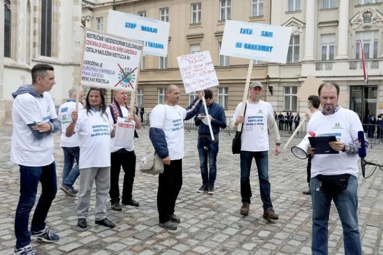 Na Markovom trgu održan prosvjed Hrvatske udruge za ravnopravno roditeljstvo