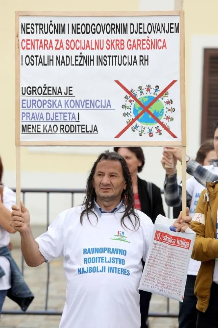 Na Markovom trgu održan prosvjed Hrvatske udruge za ravnopravno roditeljstvo