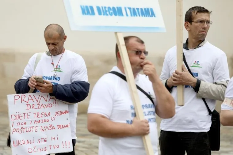 Na Markovom trgu održan prosvjed Hrvatske udruge za ravnopravno roditeljstvo