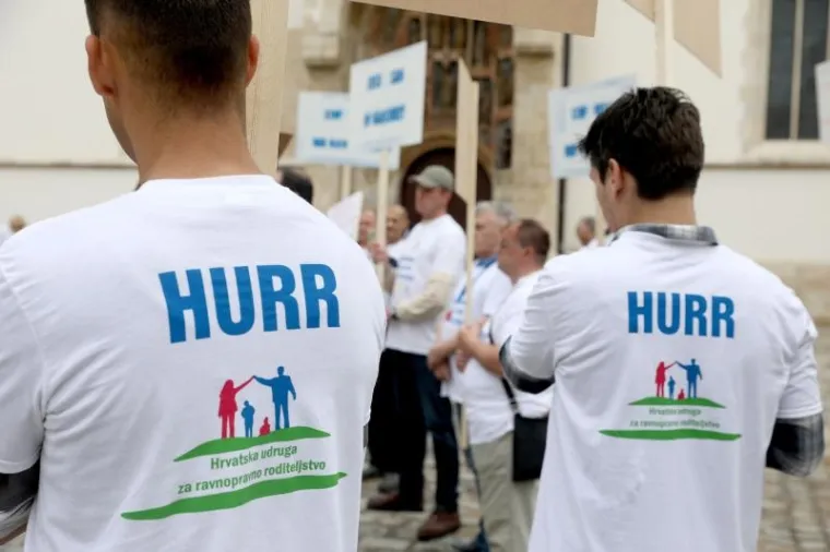 Na Markovom trgu održan prosvjed Hrvatske udruge za ravnopravno roditeljstvo