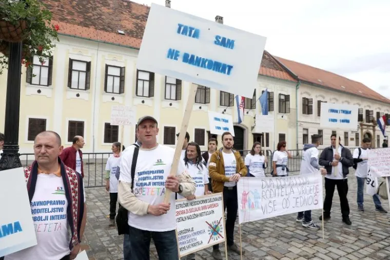 Na Markovom trgu održan prosvjed Hrvatske udruge za ravnopravno roditeljstvo