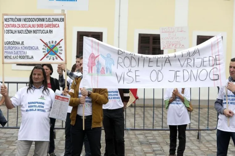 Na Markovom trgu održan prosvjed Hrvatske udruge za ravnopravno roditeljstvo