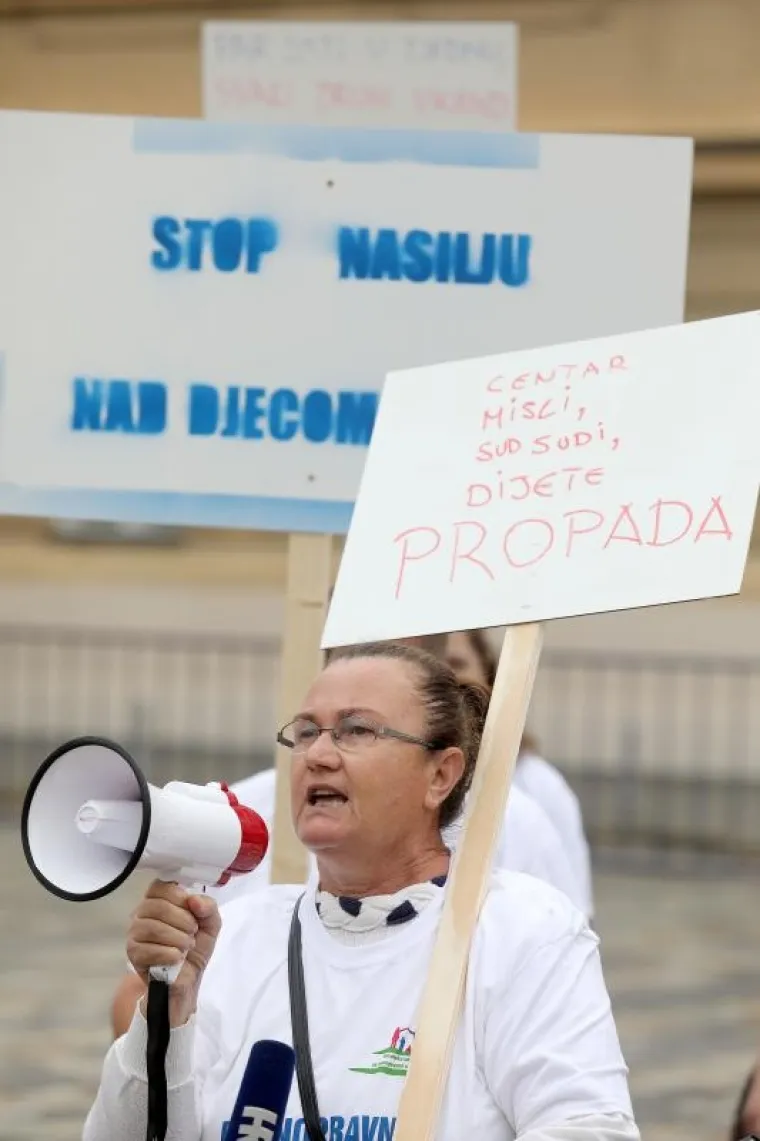 Na Markovom trgu održan prosvjed Hrvatske udruge za ravnopravno roditeljstvo