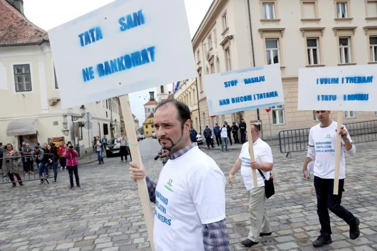 Na Markovom trgu održan prosvjed Hrvatske udruge za ravnopravno roditeljstvo