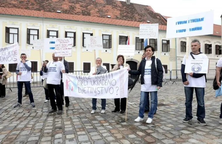 Na Markovom trgu održan prosvjed Hrvatske udruge za ravnopravno roditeljstvo