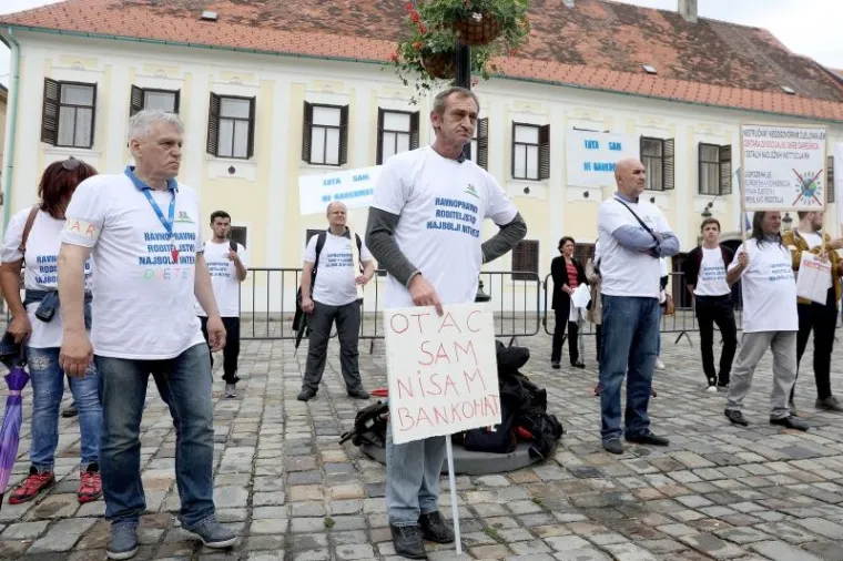 Na Markovom trgu održan prosvjed Hrvatske udruge za ravnopravno roditeljstvo