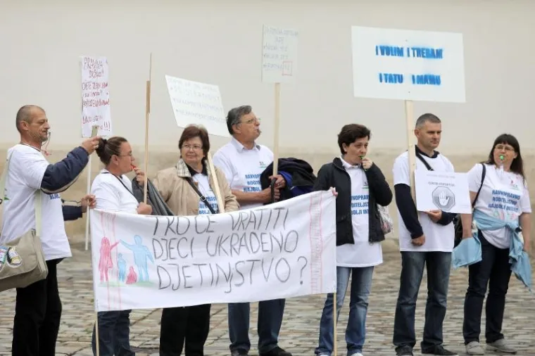 Na Markovom trgu održan prosvjed Hrvatske udruge za ravnopravno roditeljstvo