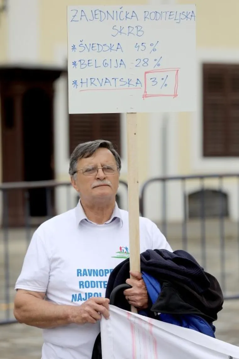 Na Markovom trgu održan prosvjed Hrvatske udruge za ravnopravno roditeljstvo