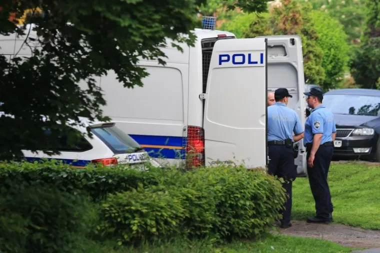 POLICAJCI PRIVODILI ŽENU, JEDAN OD NJIH TE&Scaron;KO STRADAO: Skoro ga je zaklala