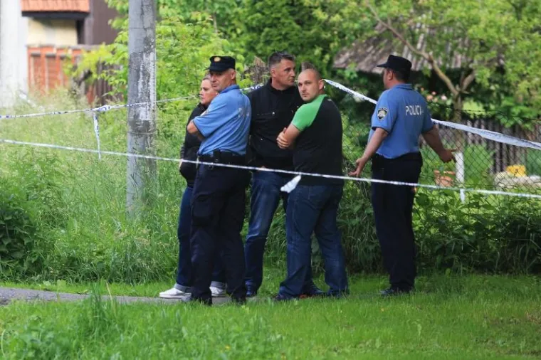 POLICAJCI PRIVODILI ŽENU, JEDAN OD NJIH TE&Scaron;KO STRADAO: Skoro ga je zaklala