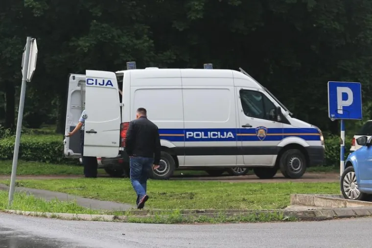 POLICAJCI PRIVODILI ŽENU, JEDAN OD NJIH TE&Scaron;KO STRADAO: Skoro ga je zaklala