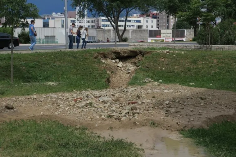 TRAGOVI POPLAVE U SPLITU: Zbog puknuća cijevi bujica je poplavila cijelu ulicu
