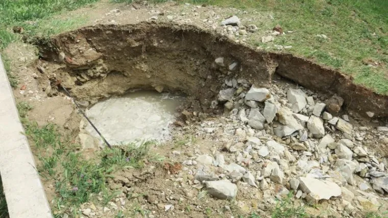 TRAGOVI POPLAVE U SPLITU: Zbog puknuća cijevi bujica je poplavila cijelu ulicu