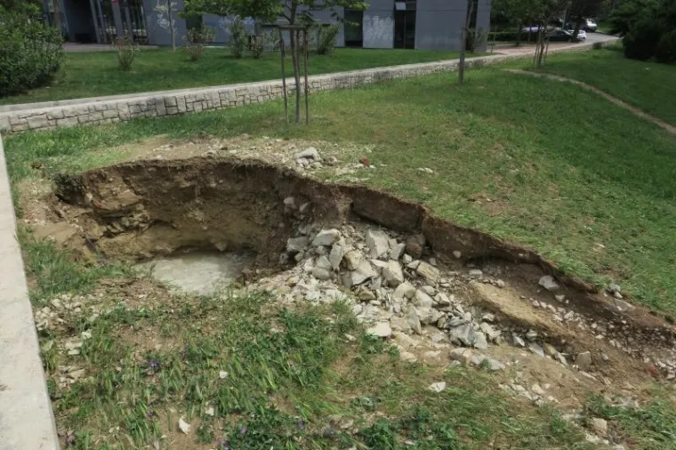 TRAGOVI POPLAVE U SPLITU: Zbog puknuća cijevi bujica je poplavila cijelu ulicu