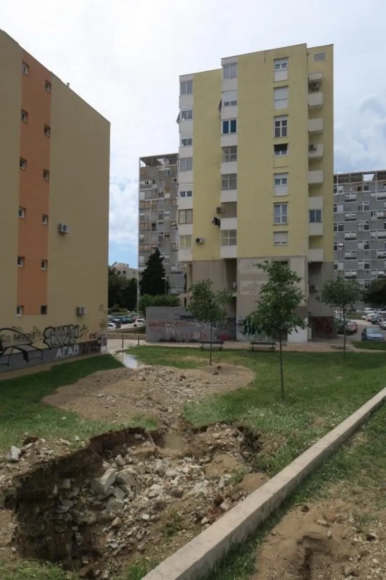 TRAGOVI POPLAVE U SPLITU: Zbog puknuća cijevi bujica je poplavila cijelu ulicu