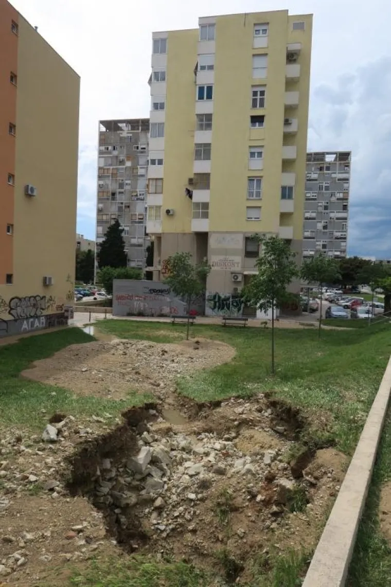 Tragovi poplave uzrokovane puknućem vodovodne cijevi u Sukoi&scaron;anskoj ulici u Splitu.
