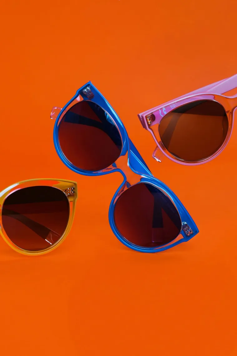 Decentan minimalizam i nježne linije prozirnih modela lijepo uokviruju lice, dok snažne konture i crno-bijele kombinacije boja na četvrtastim ili zaobljenim okvirima ostavljaju besprijekorno glamurozan dojam. Ljubiteljice klasike s trendi zaokretom odu&scaron;evit će se okvirima s uzorkom kornjačevine i ručkicama u nježnoj ljubičastoj boji.