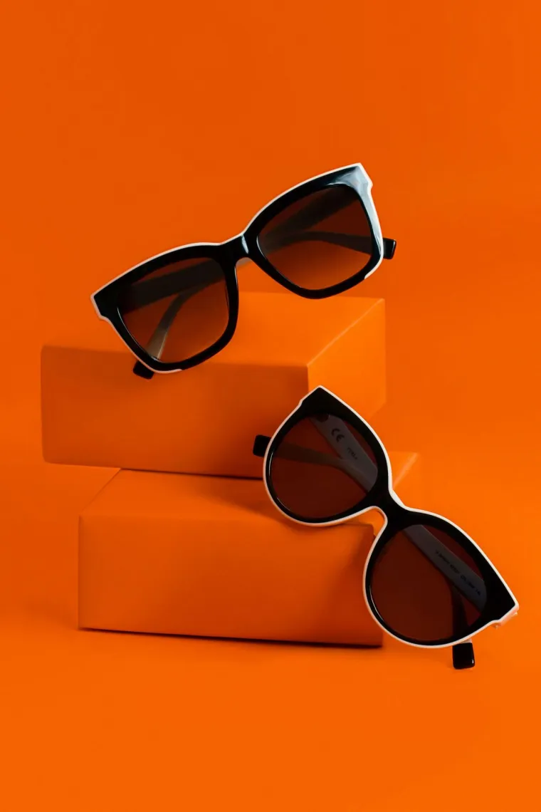 Okviri izrađeni od ultra-laganog acetata savr&scaron;eno prijanjaju uz obrise lica, dok stakalca izrađena od vrhunskih materijala pouzdano &scaron;tite va&scaron;e oči od &scaron;tetnih sunčevih zraka, te istovremeno zavode besprijekornim stilom. Furla sunčane naočale možete pronaći u Optici Kobačić (Zagreb), Optici Livision (Zagreb) i Optici Anda (Arena Centar, Zagreb)