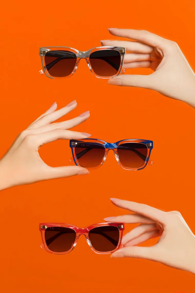 Poigravanjem siluetama, oblicima te kontrastom prozirnih insertacija s kolor elementima, Furla kolekcija sunčanih naočala za proljeće i ljeto 2017. nastavlja već bogatu tradiciju istraživanja novih modnih trendova. Profinjene linije okvira namiguju klasici dok neobična paleta boja, dodatno istaknuta prozirnim plohama, donosi da&scaron;ak futurističke elegancije.