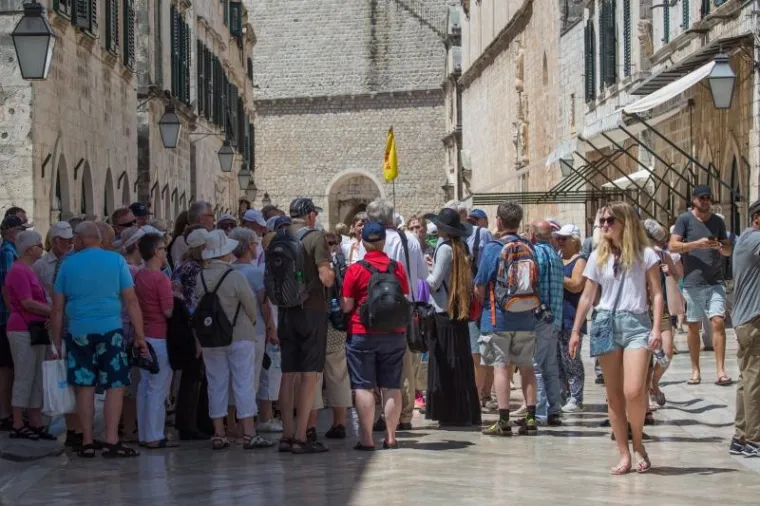PRVI KUPAČI U DUBROVNIKU: Turisti razgledaju gradske znamenitosti, ali uživaju i na plažama