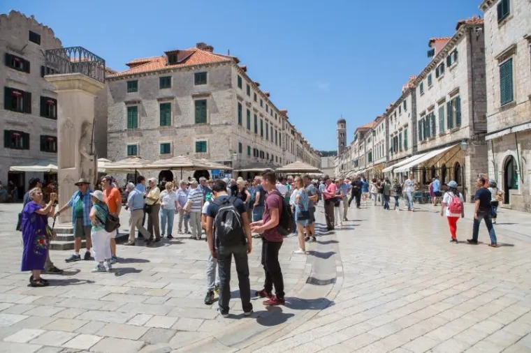 PRVI KUPAČI U DUBROVNIKU: Turisti razgledaju gradske znamenitosti, ali uživaju i na plažama