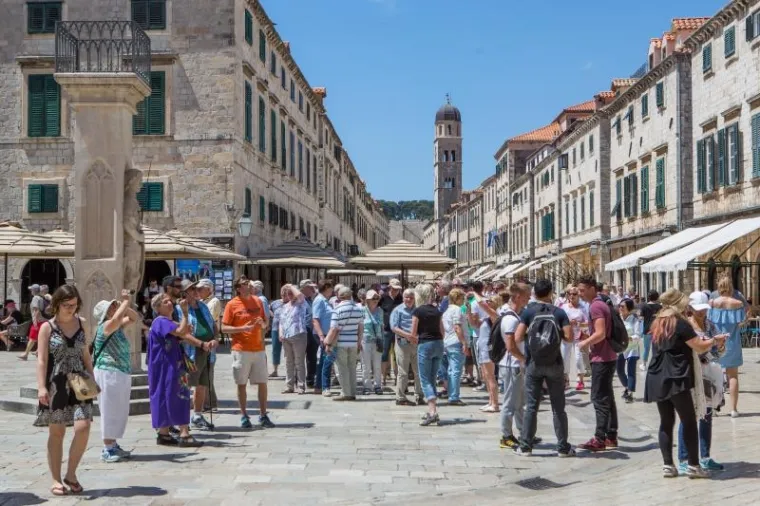 PRVI KUPAČI U DUBROVNIKU: Turisti razgledaju gradske znamenitosti, ali uživaju i na plažama