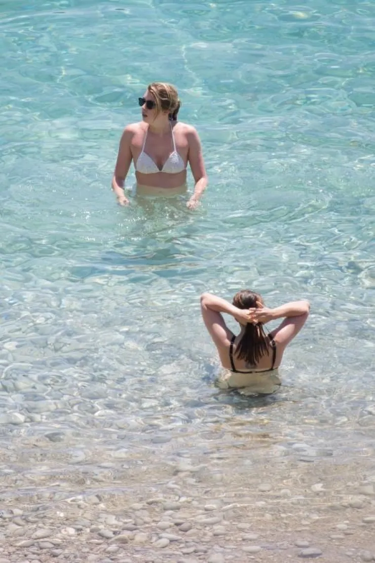 PRVI KUPAČI U DUBROVNIKU: Turisti razgledaju gradske znamenitosti, ali uživaju i na plažama