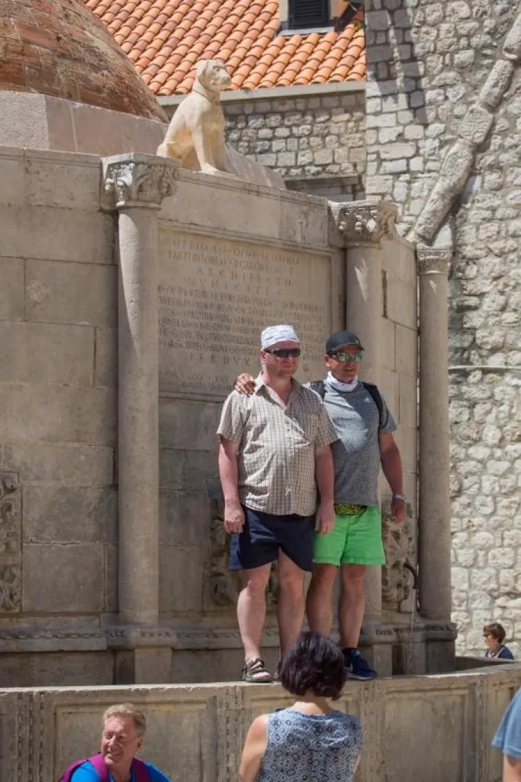 Puna gradska jezgra turista.