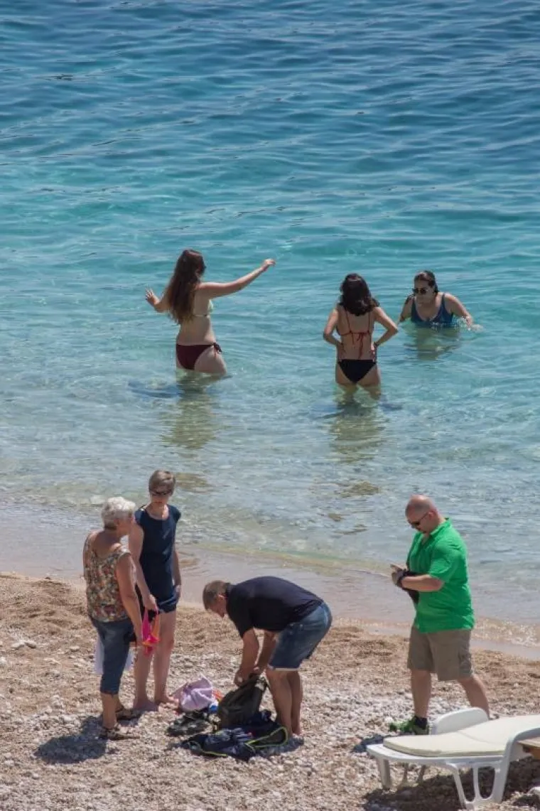 PRVI KUPAČI U DUBROVNIKU: Turisti razgledaju gradske znamenitosti, ali uživaju i na plažama