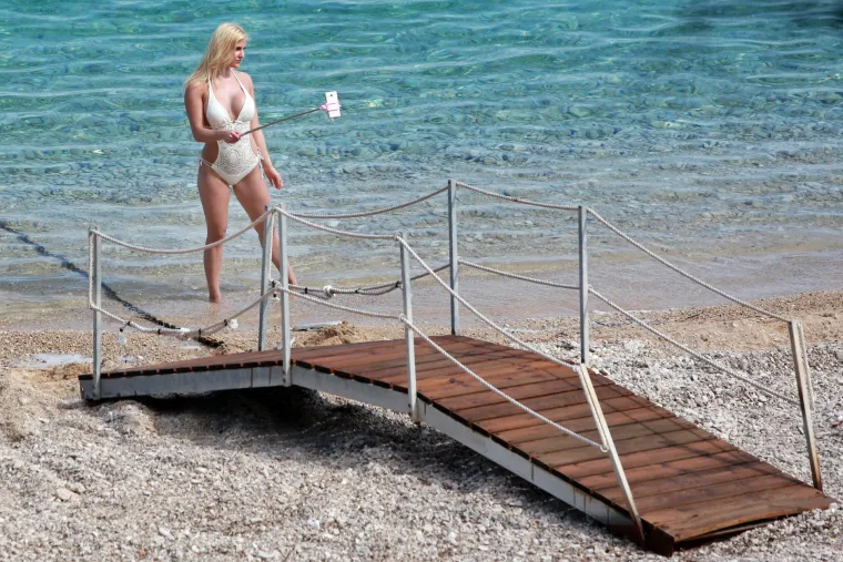 Ljepotica u kupaćem kostimu uživala u fotografiranju u plićaku plaže Zlatni rat