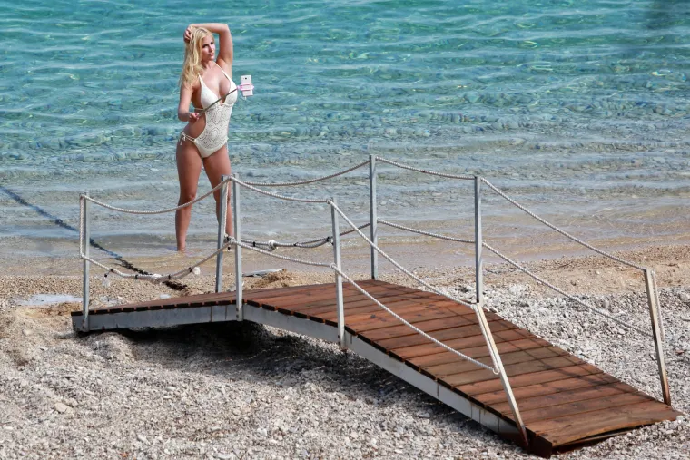 Ljepotica u kupaćem kostimu uživala u fotografiranju u plićaku plaže Zlatni rat