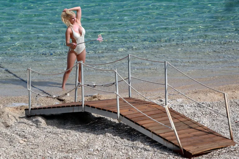 Ljepotica u kupaćem kostimu uživala u fotografiranju u plićaku plaže Zlatni rat