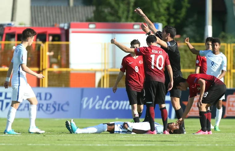 Zapre&scaron;ić: Te&scaron;ko ozlijeđeni Callum Hudson u polufinalnoj utakmici EP U-17 između Engleske i Turske