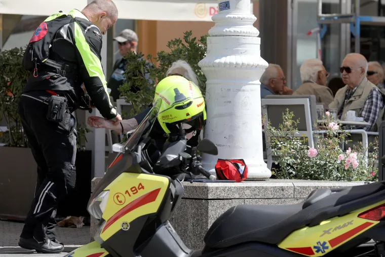 Djelatnik Hitne pomoći na motoru pomogao starici koja se ozlijedila prilikom pada