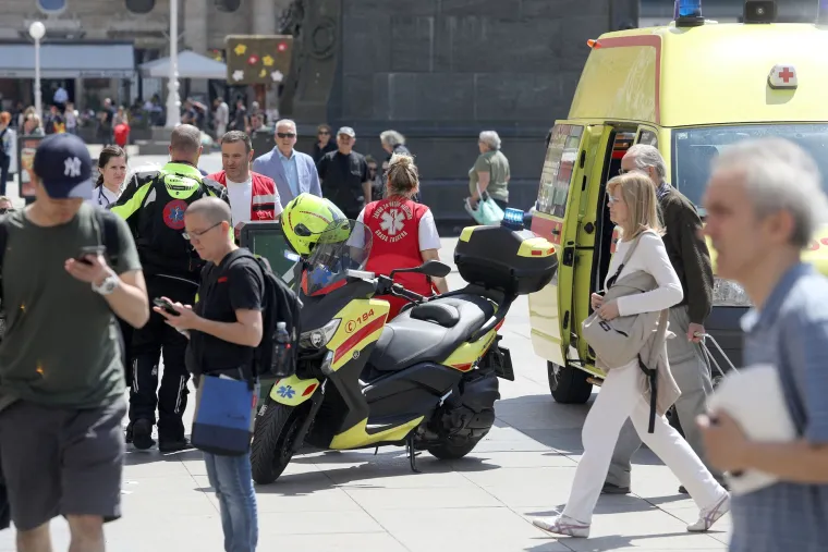 Djelatnik Hitne pomoći na motoru pomogao starici koja se ozlijedila prilikom pada