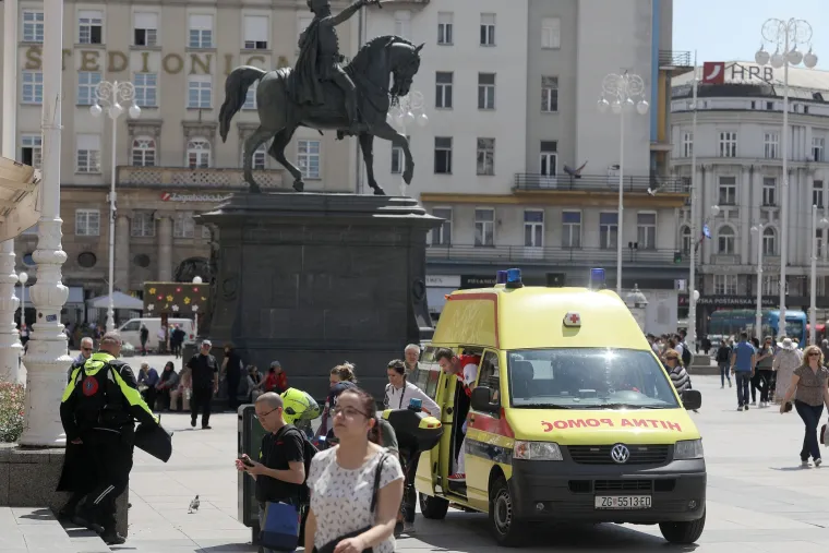 Djelatnik Hitne pomoći na motoru pomogao starici koja se ozlijedila prilikom pada