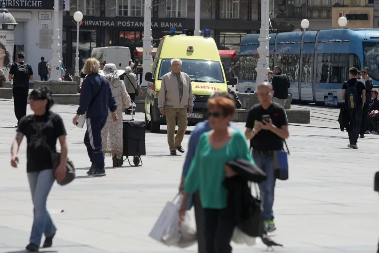 Djelatnik Hitne pomoći na motoru pomogao starici koja se ozlijedila prilikom pada