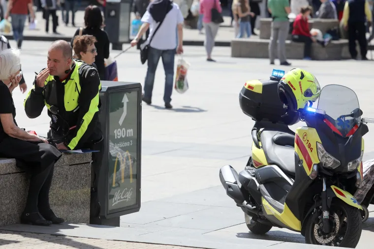 Djelatnik Hitne pomoći na motoru pomogao starici koja se ozlijedila prilikom pada