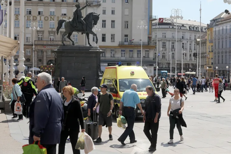 Djelatnik Hitne pomoći na motoru pomogao starici koja se ozlijedila prilikom pada