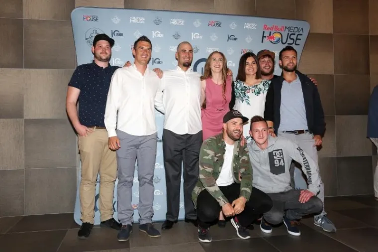 U zagrebačkom Arena centru održana je premijera dokumentarnog filma o braći Sinkovic '10 jakih'. Film prikazuje životni i sportski put Martina i Valenta, aktualnih olimpijskih pobjednika u dvojcu na pariće i dominantne posade svjetskog veslanja. Premijeri dokumentarca nazočile su i brojne osobe iz javnog života.