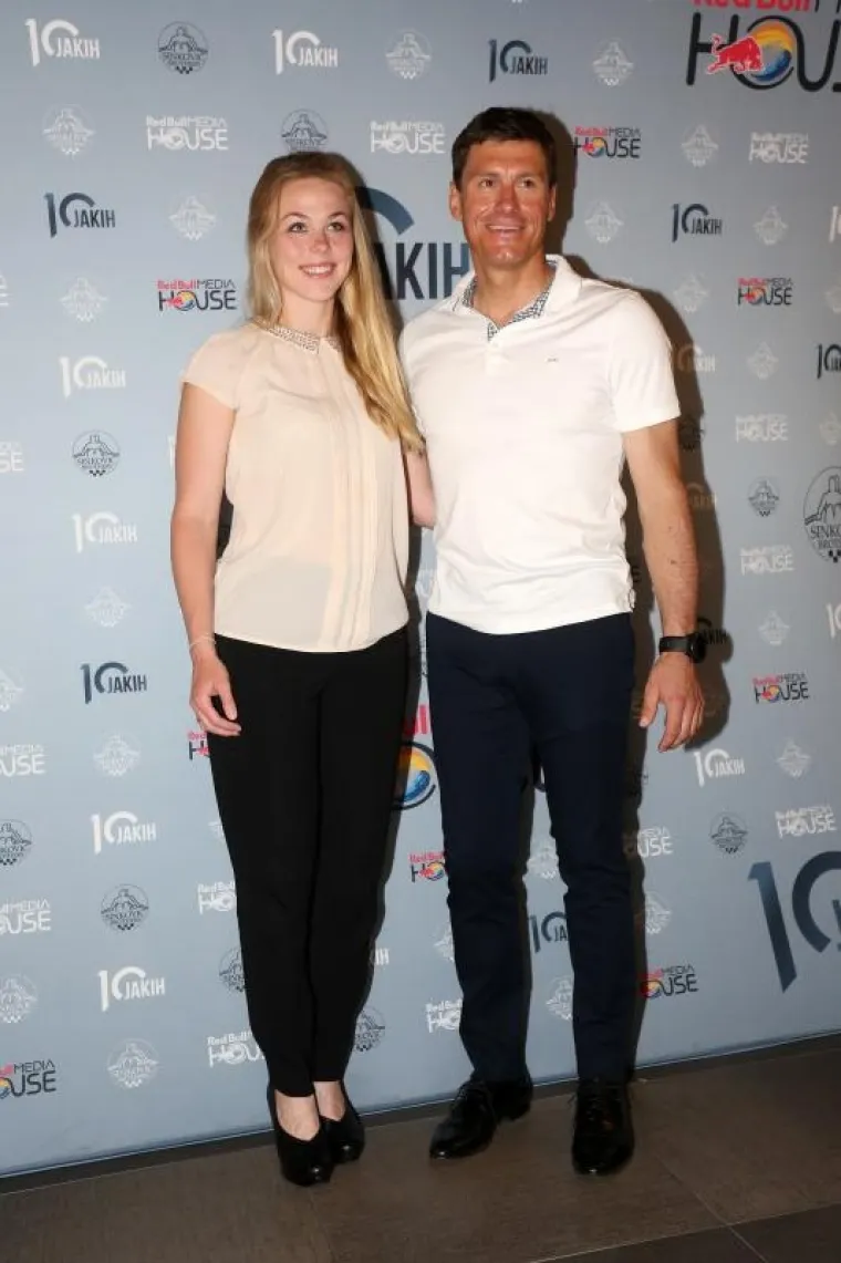 U zagrebačkom Arena centru održana je premijera dokumentarnog filma o braći Sinkovic '10 jakih'. Film prikazuje životni i sportski put Martina i Valenta, aktualnih olimpijskih pobjednika u dvojcu na pariće i dominantne posade svjetskog veslanja. Premijeri dokumentarca nazočile su i brojne osobe iz javnog života.