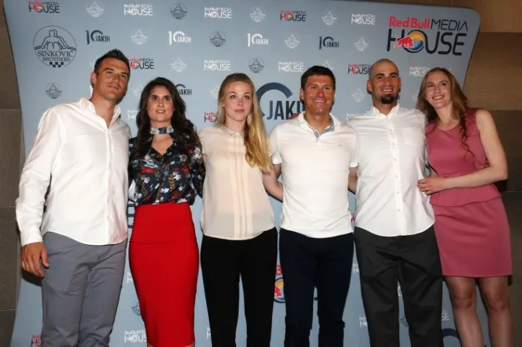 U zagrebačkom Arena centru održana je premijera dokumentarnog filma o braći Sinkovic '10 jakih'. Film prikazuje životni i sportski put Martina i Valenta, aktualnih olimpijskih pobjednika u dvojcu na pariće i dominantne posade svjetskog veslanja. Premijeri dokumentarca nazočile su i brojne osobe iz javnog života.