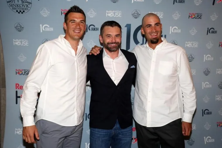 U zagrebačkom Arena centru održana je premijera dokumentarnog filma o braći Sinkovic '10 jakih'. Film prikazuje životni i sportski put Martina i Valenta, aktualnih olimpijskih pobjednika u dvojcu na pariće i dominantne posade svjetskog veslanja. Premijeri dokumentarca nazočile su i brojne osobe iz javnog života.