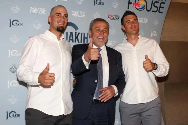 U zagrebačkom Arena centru održana je premijera dokumentarnog filma o braći Sinkovic '10 jakih'. Film prikazuje životni i sportski put Martina i Valenta, aktualnih olimpijskih pobjednika u dvojcu na pariće i dominantne posade svjetskog veslanja. Premijeri dokumentarca nazočile su i brojne osobe iz javnog života.