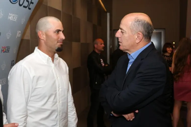 U zagrebačkom Arena centru održana je premijera dokumentarnog filma o braći Sinkovic '10 jakih'. Film prikazuje životni i sportski put Martina i Valenta, aktualnih olimpijskih pobjednika u dvojcu na pariće i dominantne posade svjetskog veslanja. Premijeri dokumentarca nazočile su i brojne osobe iz javnog života.