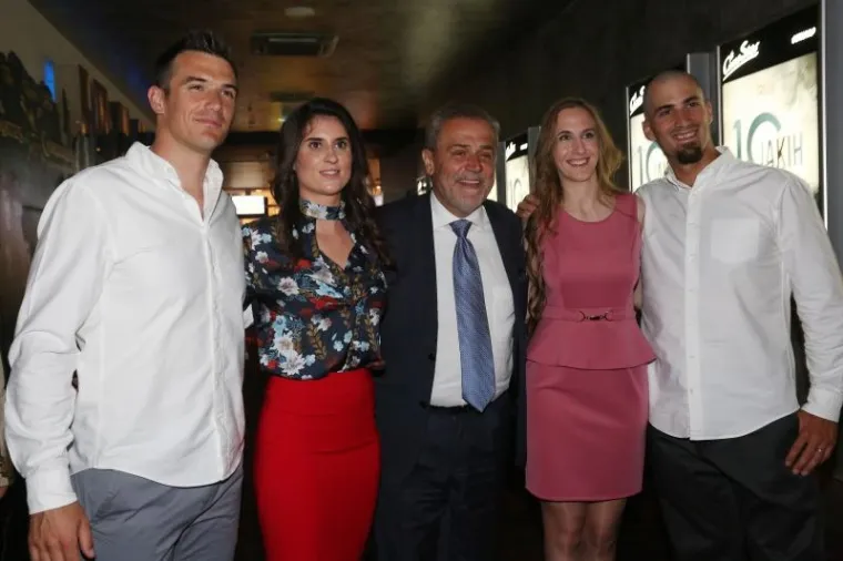 U zagrebačkom Arena centru održana je premijera dokumentarnog filma o braći Sinkovic '10 jakih'. Film prikazuje životni i sportski put Martina i Valenta, aktualnih olimpijskih pobjednika u dvojcu na pariće i dominantne posade svjetskog veslanja. Premijeri dokumentarca nazočile su i brojne osobe iz javnog života.